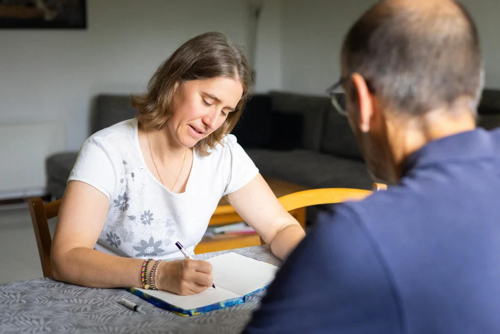 photo de moi en train d'écrire face à un client me racontant sa vie