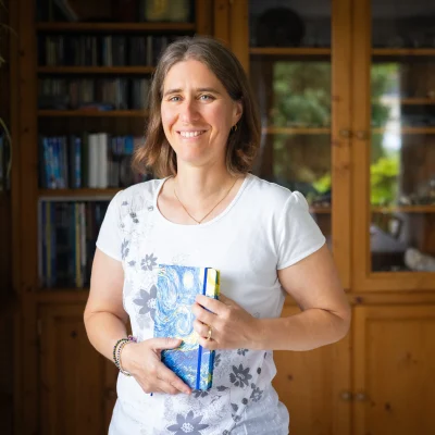 biographe présentant son carnet