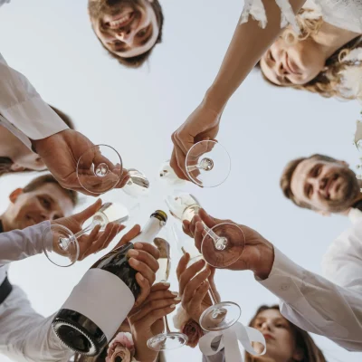 amis célébrant mariage